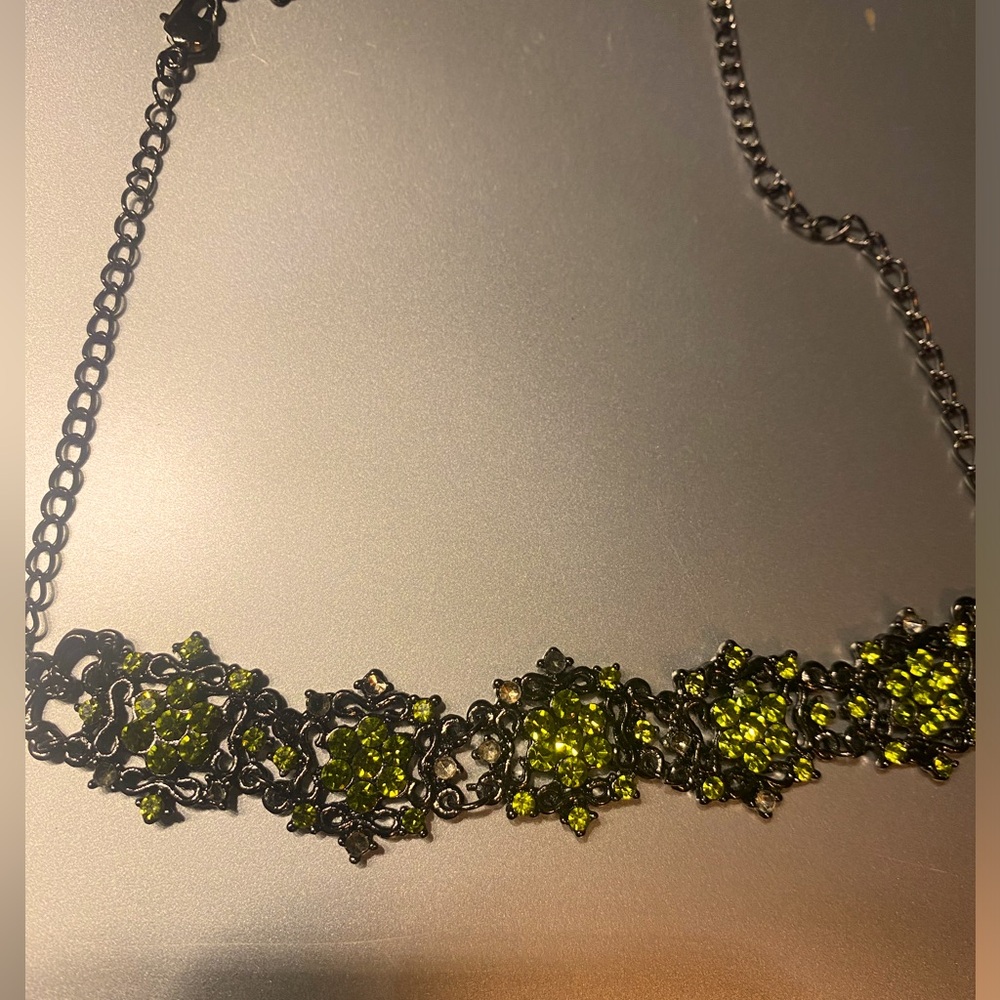 Pretty Sparkling Hunter Green Floral Design Necklace 6in